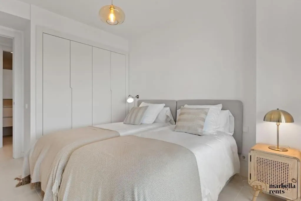 Boho-Chic Modern 2 Bed 2 Bath In Vanian Gardens 埃斯特波纳